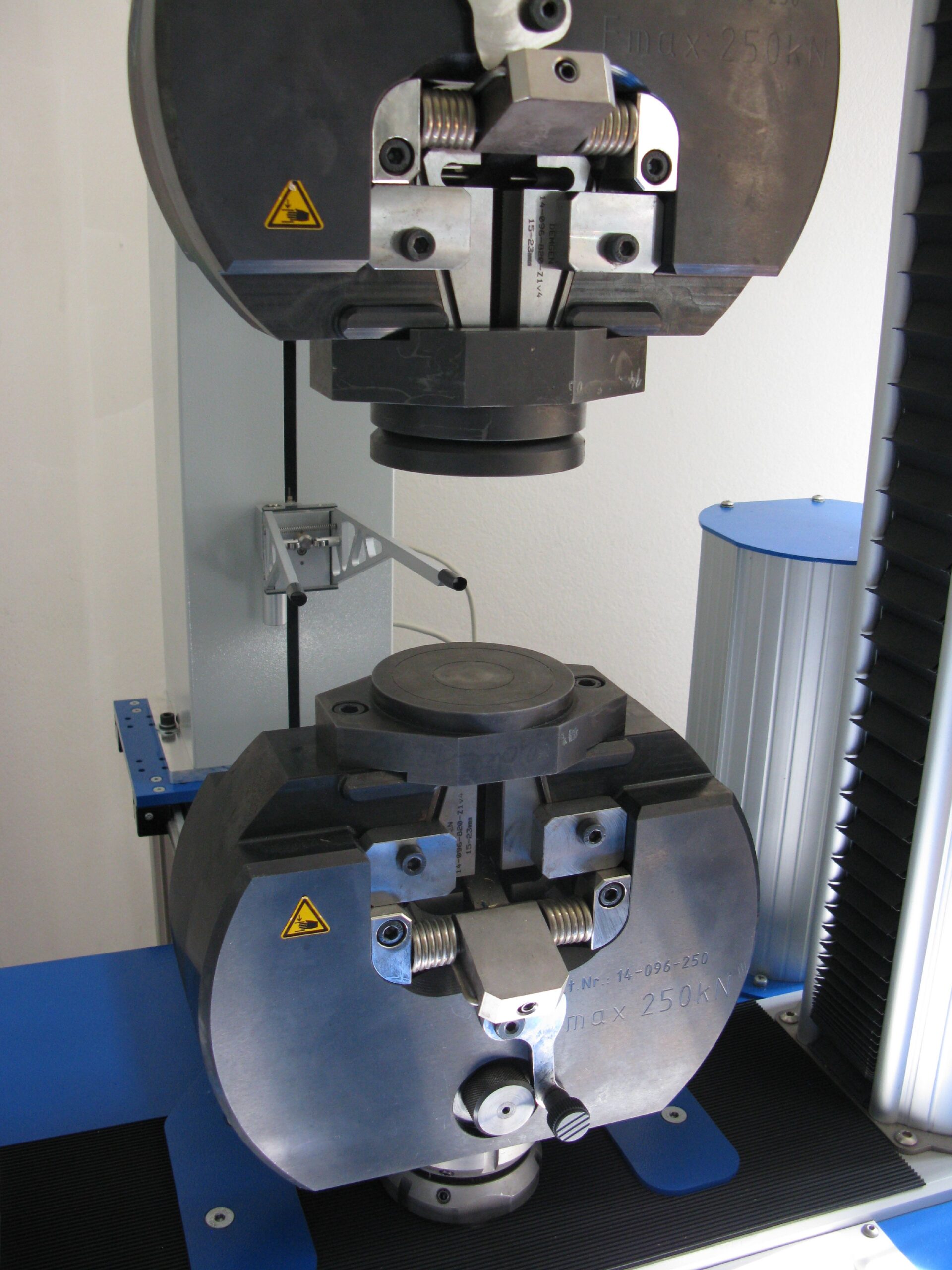 Wedge-type-grips-with-compression-plates-1