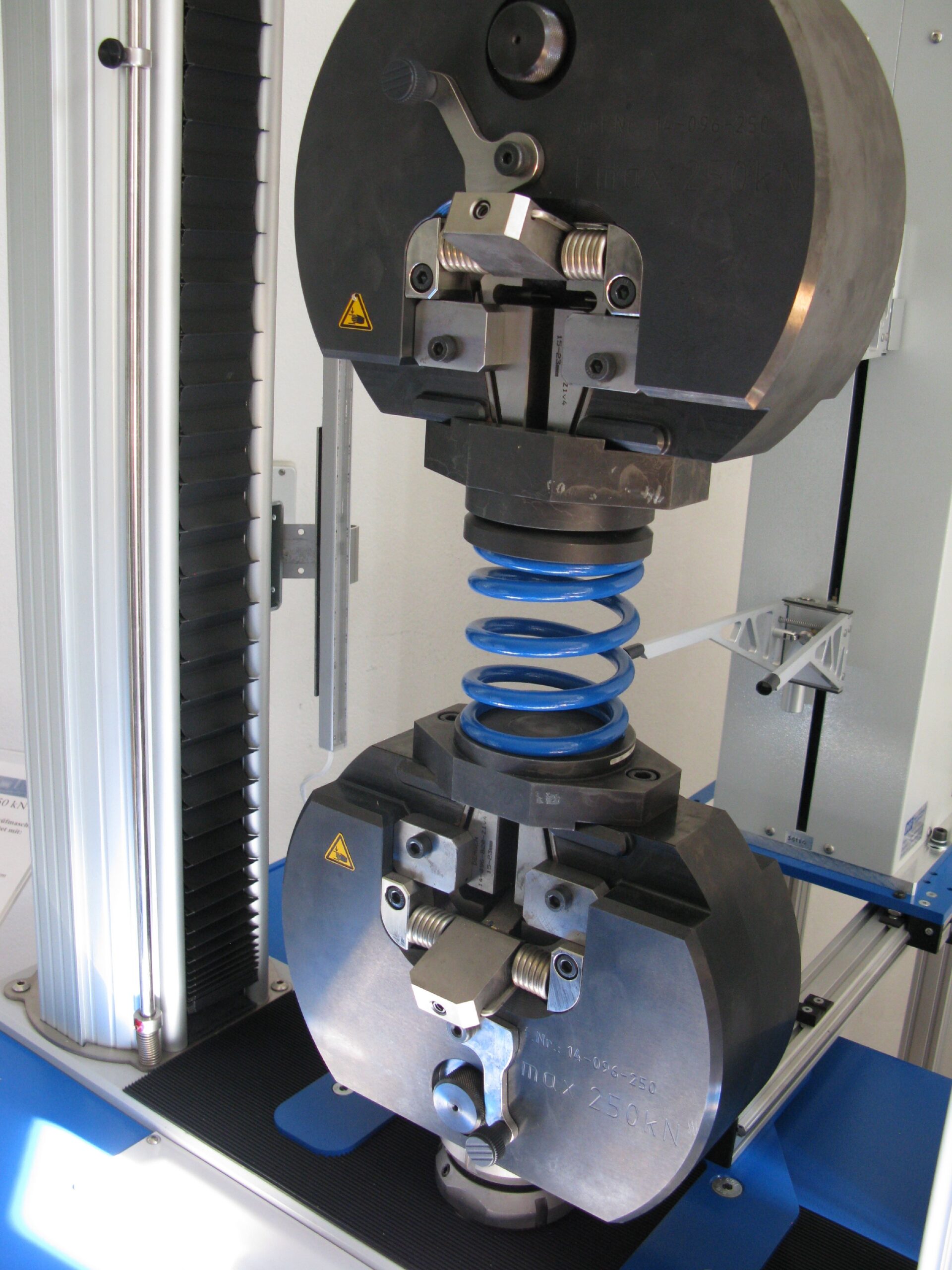 Wedge-type-grips-with-compression-plates-2